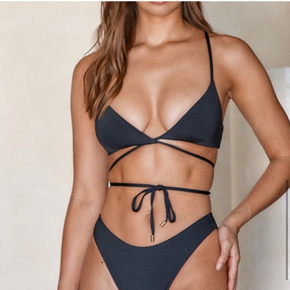 BNWT Monday Swimwear Saint Martin Top!
